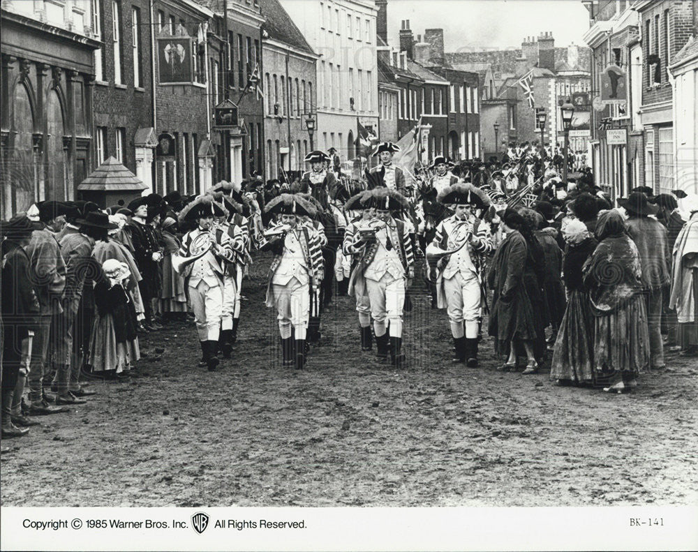 1985 Press Photo The British March Through Town in the Film &quot;Revolution&quot; - Historic Images