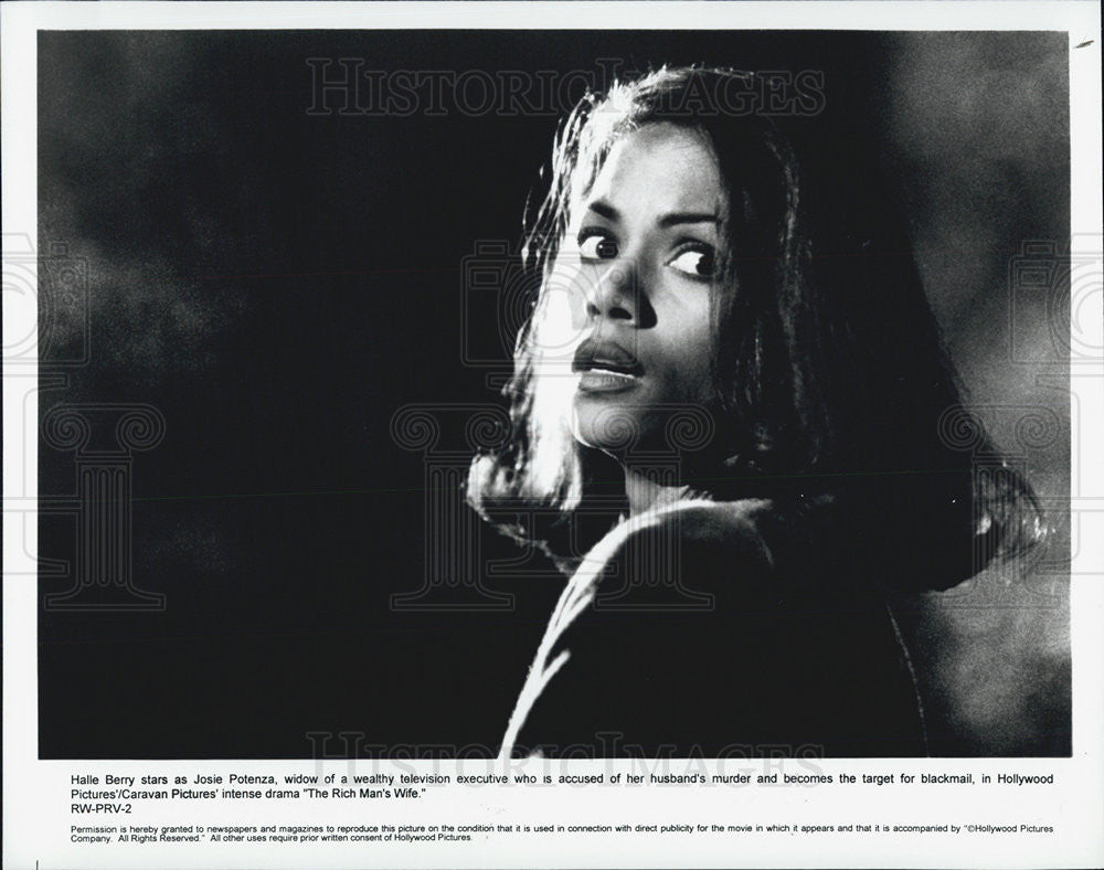 Press Photo Halle Berry stars in &quot;The Rich Man&#39;s Wife&quot; - Historic Images