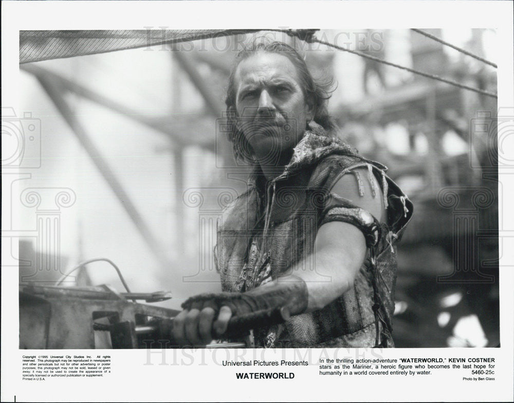 1995 Press Photo Kevin Costner in &quot;Waterworld&quot; - Historic Images