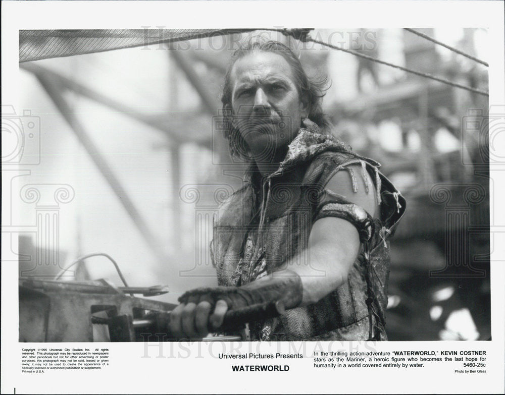 1995 Press Photo Kevin Costner in "Waterworld" - Historic Images
