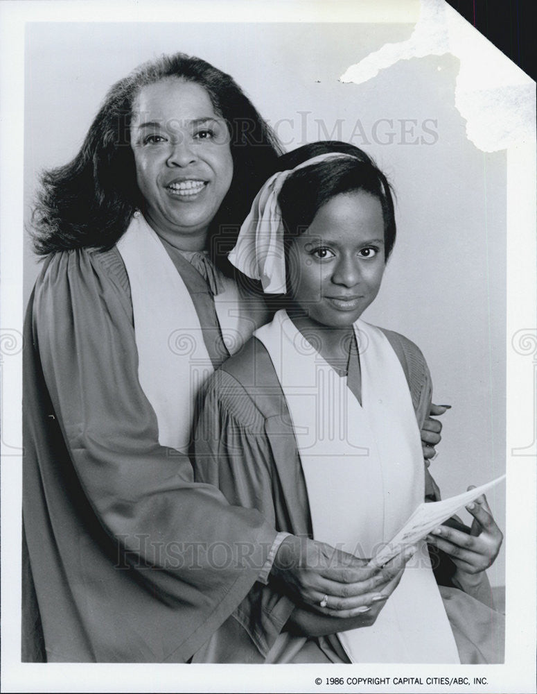 1986 Press Photo Della Reese &amp; Tempestt Bledsoe in &quot;The Gift of Amazing Grace&quot; - Historic Images