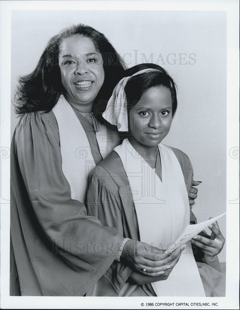 1986 Press Photo  Della Reese &amp; Tempestt Bledsoe in &quot;The Gift of Amazing Grace&quot; - Historic Images