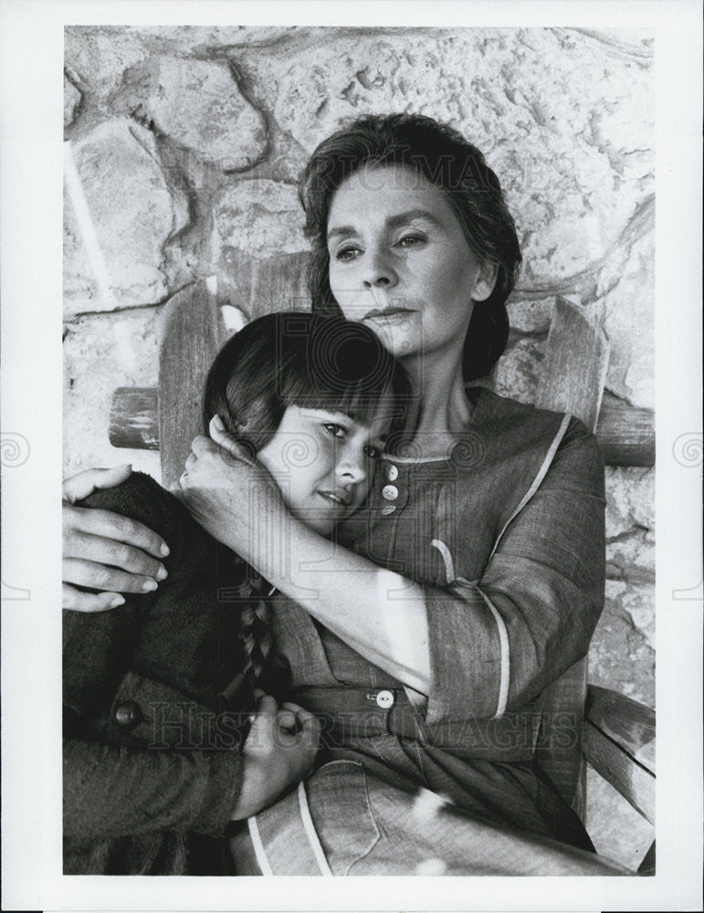 1983 Press Photo Sydney Penny &amp; Jean Simmons in  &quot;The Thorn Birds&quot; - Historic Images