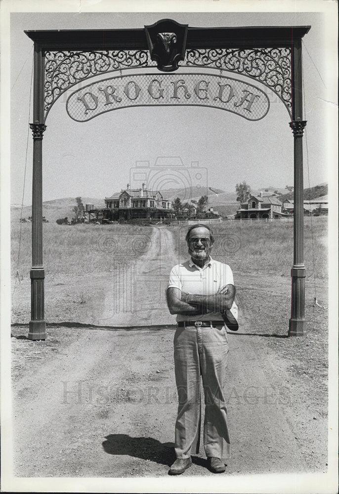 Press Photo Producer Stan Margulies On Location For Mini Series The Thorn Birds - Historic Images