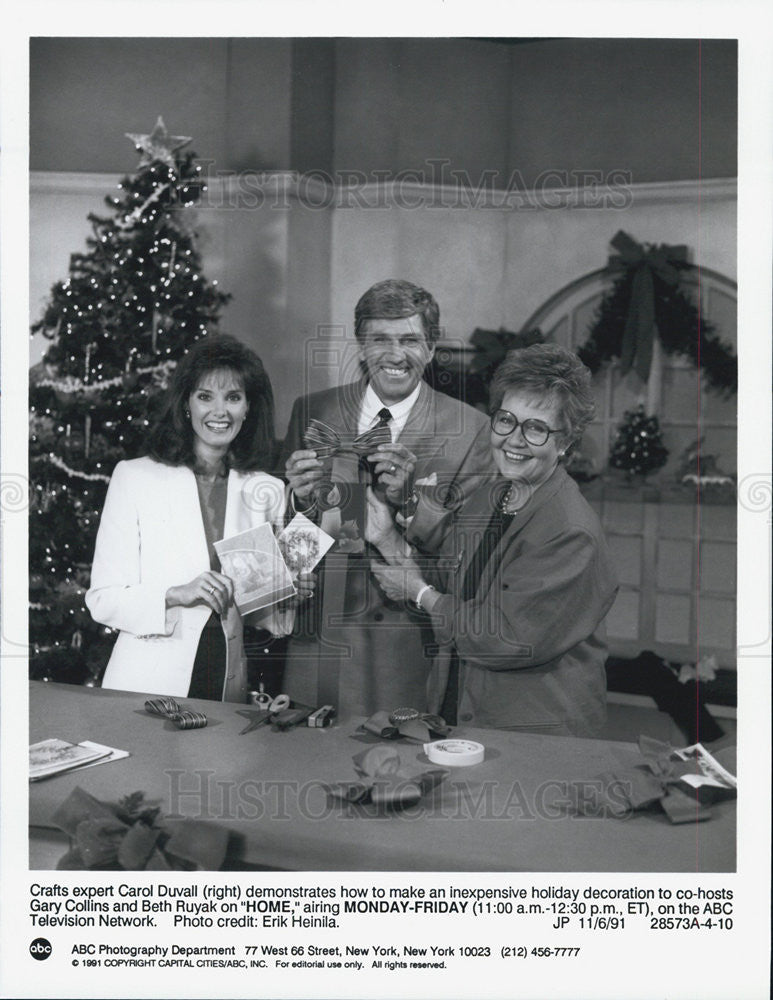 1991 Press Photo Gary Collins &amp; Beth Ruyak Craft With Carol Duvall On Show Home - Historic Images