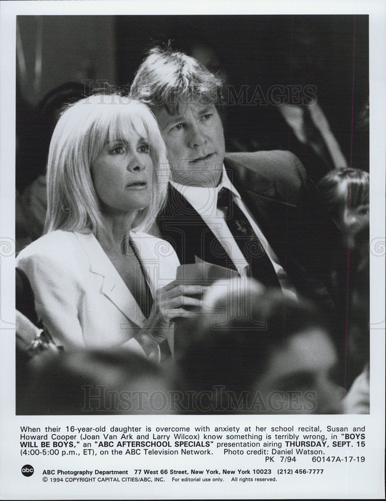 1994 Press Photo Actors Joan Van Ark, Larry Wilcox Star In &quot;Boys Will Be Boys&quot; - Historic Images