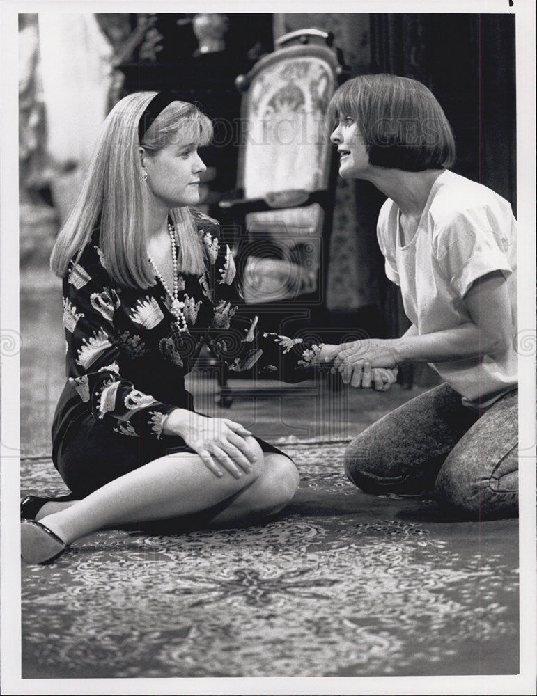 1990 Press Photo Pamela Reed and Bonnie Hunt in NBC show Grand - Historic Images