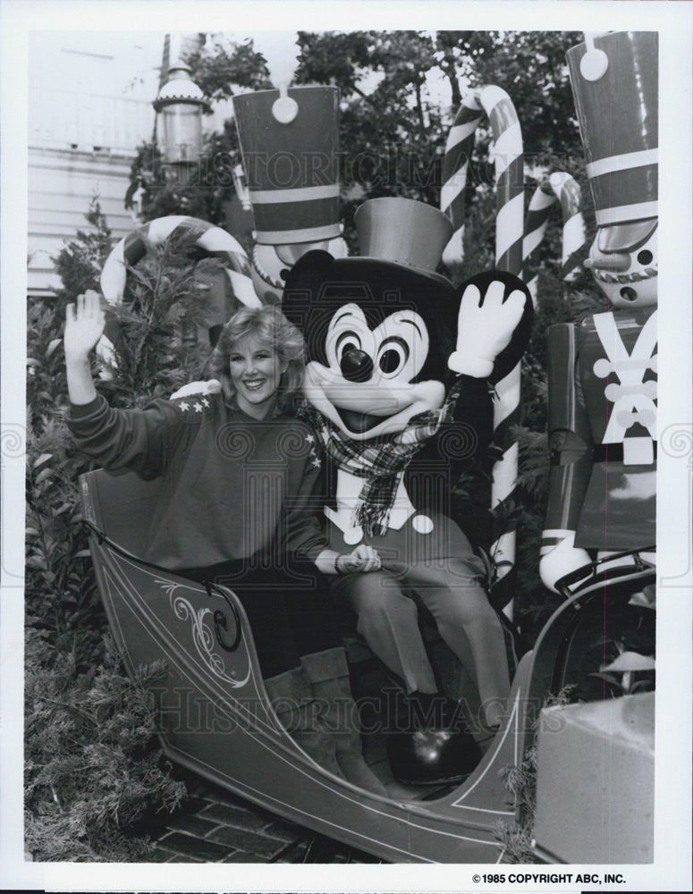 1985 Press Photo Good Morning America&#39;s Joan Lunden and Mickey Mouse - Historic Images