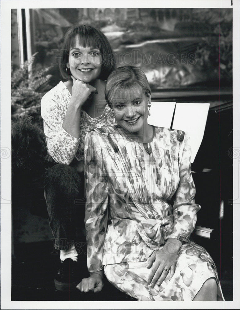 1990 Press Photo of Pamela Reed and Bonnie Hunt in TV series &quot;Grand&quot; - Historic Images