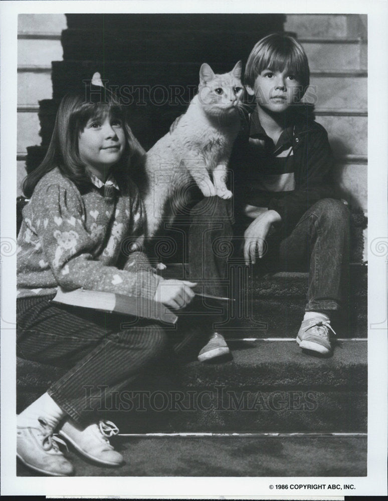 1986 Press Photo Kellie Martin &amp; Brandon Call in &quot;The Richest Cat in the World&quot; - Historic Images