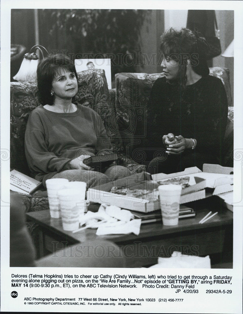 1993 Press Photo Cindy Williams And Telma Hopkins On ABC Show We Are Family..Not - Historic Images