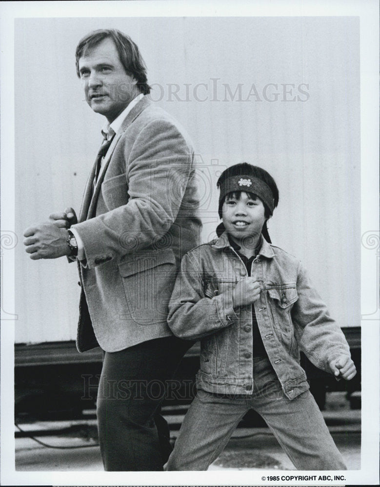 1985 Press Photo Gil Gerard &amp; Ernie Reyes Jr &quot;The Last Electric Knight&quot; - Historic Images