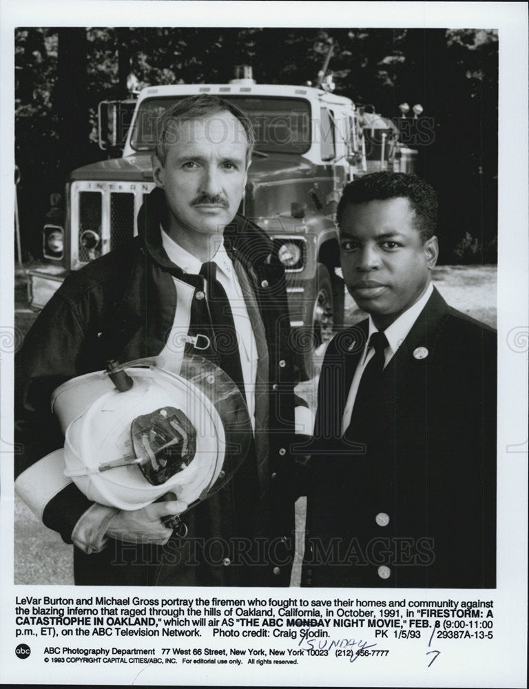 1993 Press Photo LeVar Burton and Michael Gross &quot;Firestorm&quot;A Catastrophe in Oakland&quot; - Historic Images