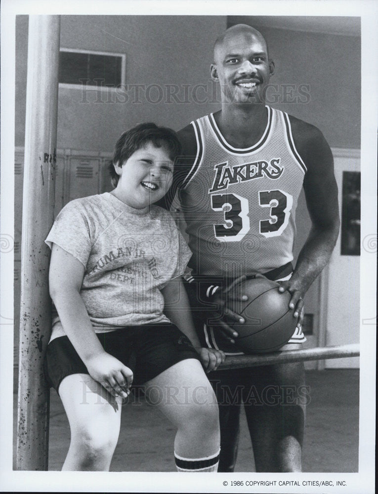 1986 Press Photo Kareem Abdul Jabbar &amp; Jeff Cohen in &quot;Ask Max&quot; - Historic Images