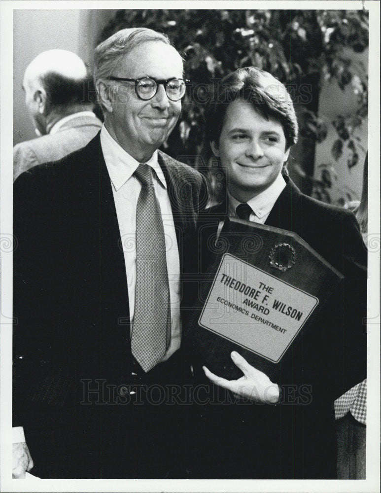 1986 Press Photo Actors Michael J. Fox And Mason Adams Starring In &quot;Family Ties&quot; - Historic Images