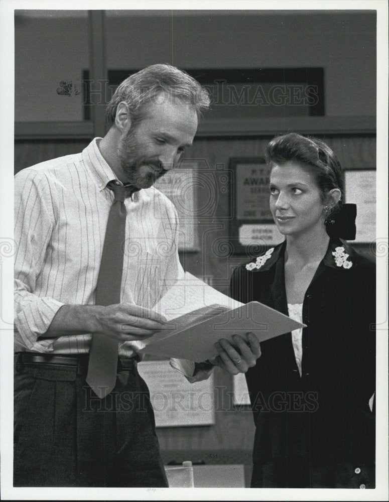 1987 Press Photo Actors Justine Bateman And Michael Gross Star In &quot;Family Ties&quot; - Historic Images