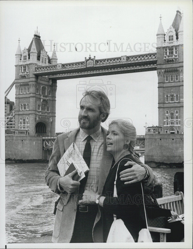 1985 Press Photo Actors Michael Gross And Meredith Baxter Star In &quot;Family Ties&quot; - Historic Images