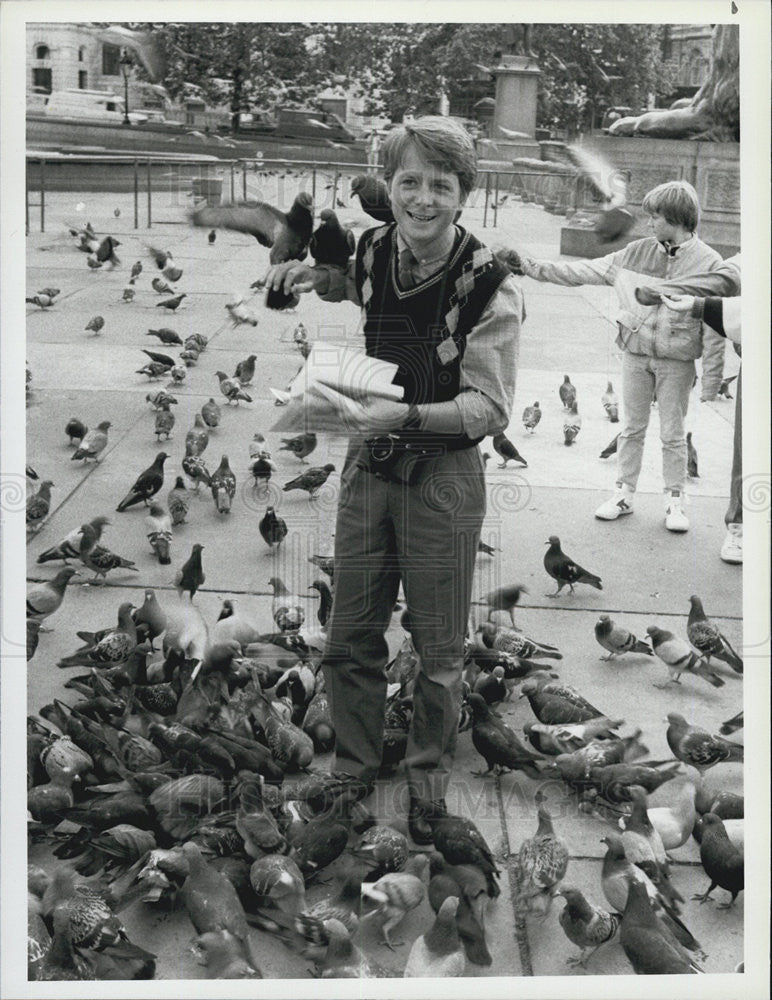 1985 Press Photo Michael J. Fox Of Family Ties On Location In Trafalgar Square - Historic Images