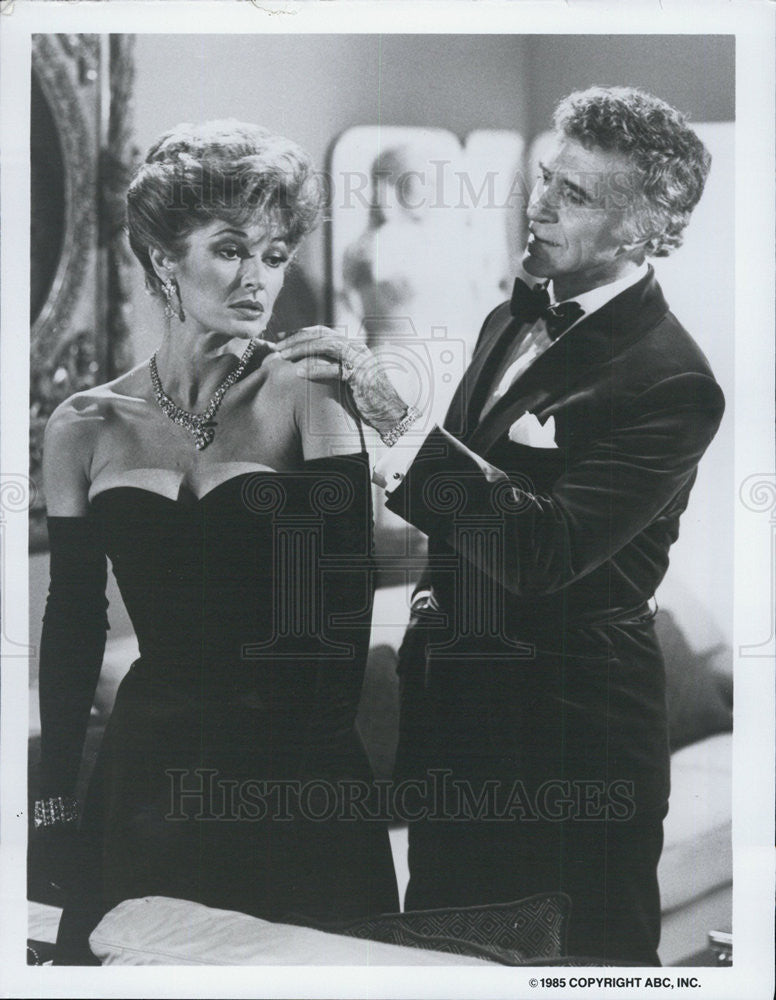 1985 Press Photo Actors Richardo Montalban And Stephanie Beacham In &quot;The Colbys&quot; - Historic Images