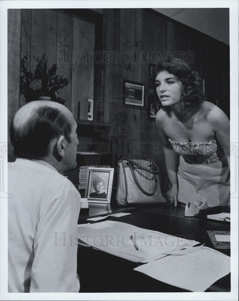 Press Photo Man &amp; Woman Talking - Historic Images