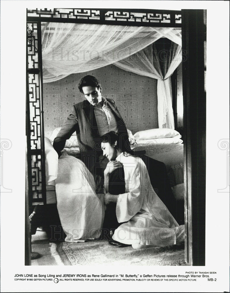 1993 Press Photo John Lone &amp; Jeremy Irons in &quot;M Butterfly&quot; - Historic Images