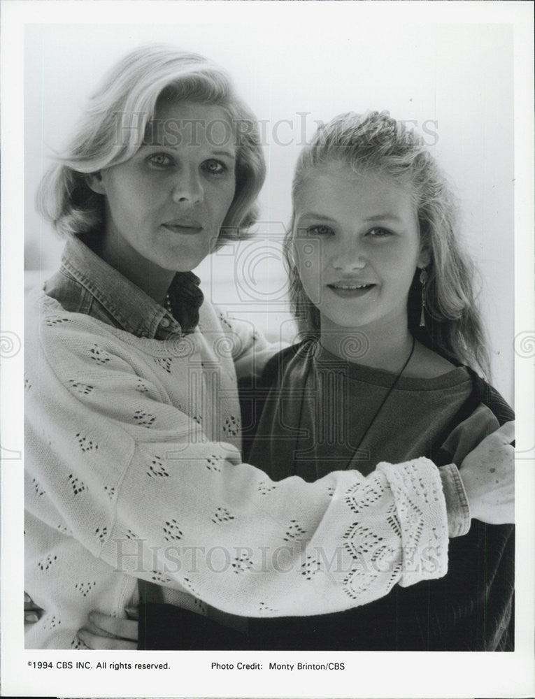 1994 Press Photo Missy Crider &amp; Alley Mills in &quot;Love in the Dark Ages&quot; - Historic Images