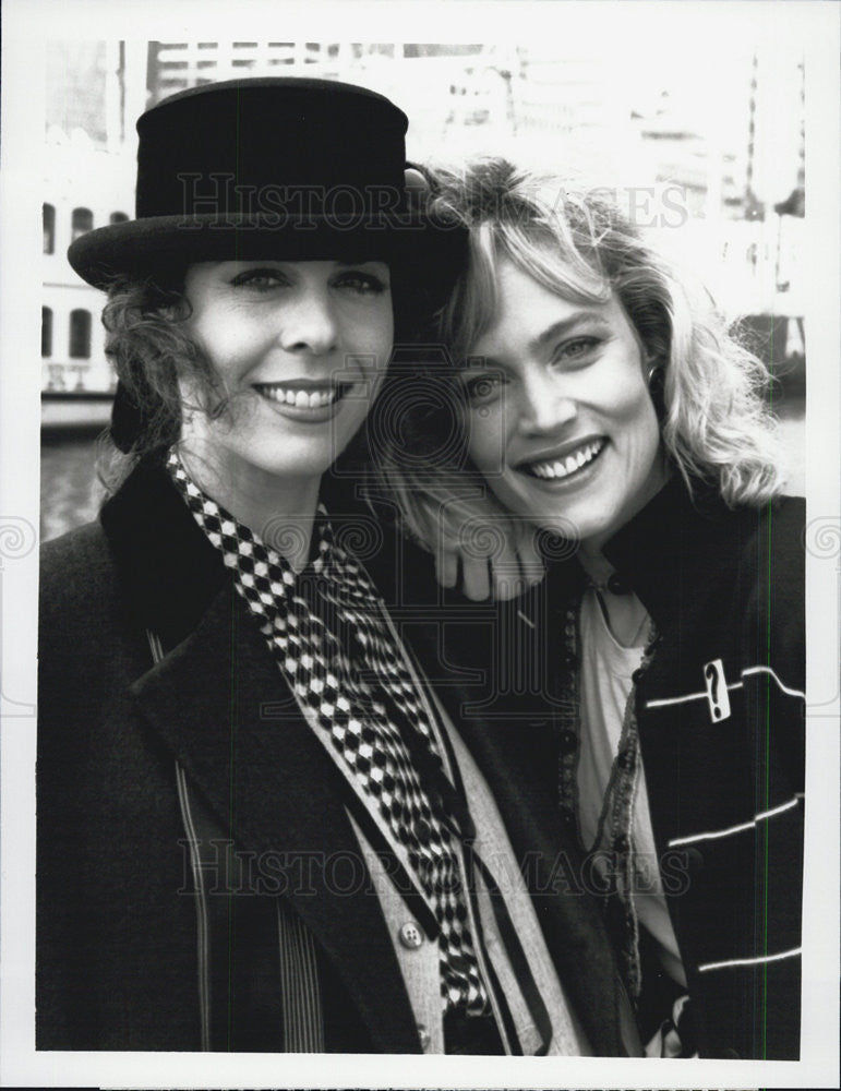 1990 Press Photo Rita Wilson &amp; Daphne Ashbrook in &quot;Sisters&quot; - Historic Images