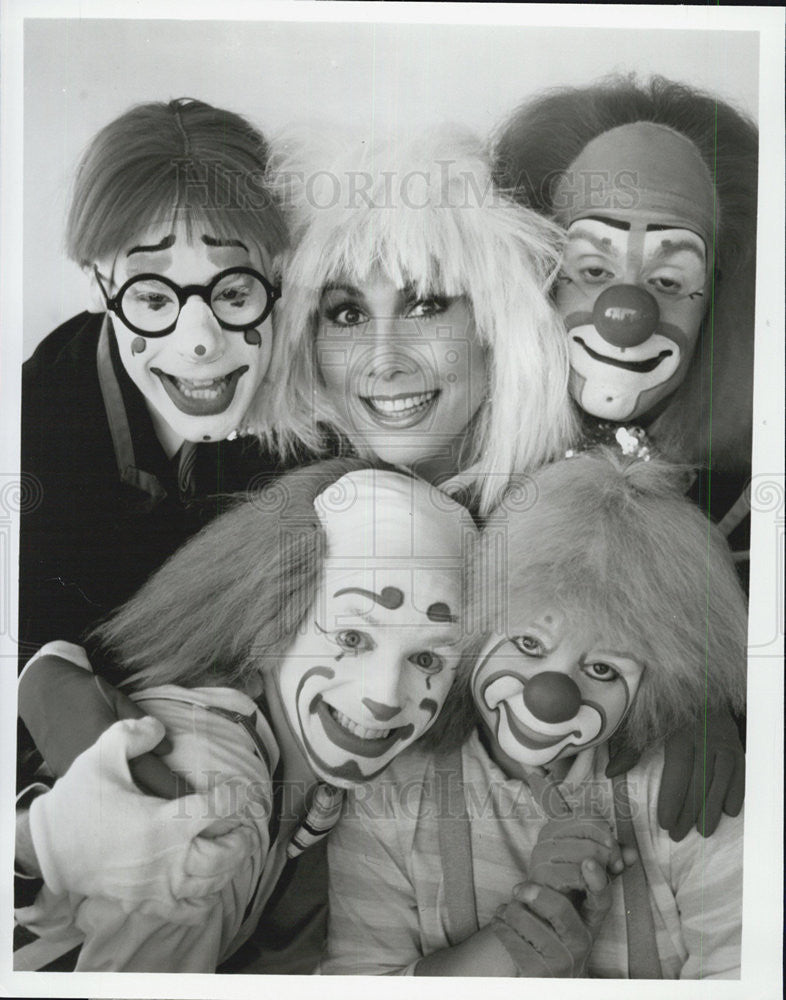 1989 Press Photo Actress Michele Lee And Ringling Brothers Clowns Entertain - Historic Images