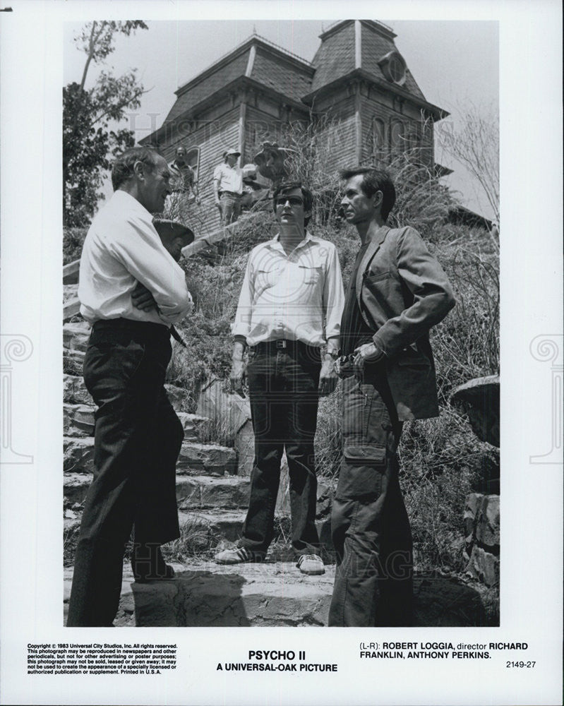 1983 Press Photo Robert Loggia &amp; Anthony Perkins of &quot;Psycho II&quot; with Director - Historic Images