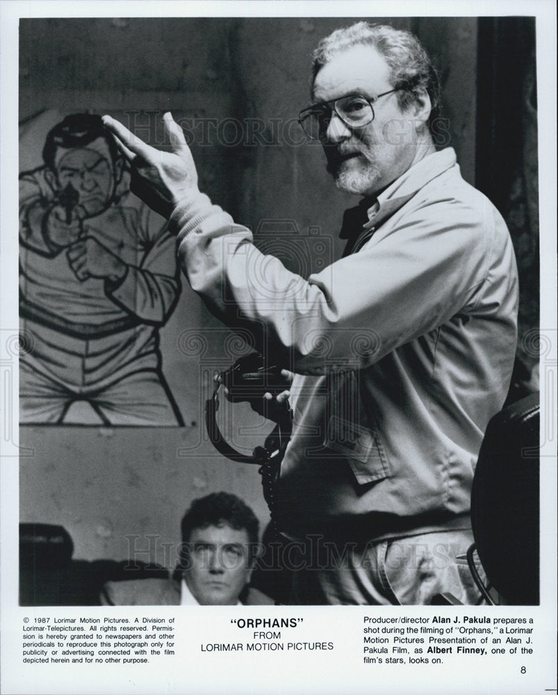 1987 Press Photo Producer/Director Alan J. Pakula, Actor Albert Finney &quot;Orphans&quot; - Historic Images