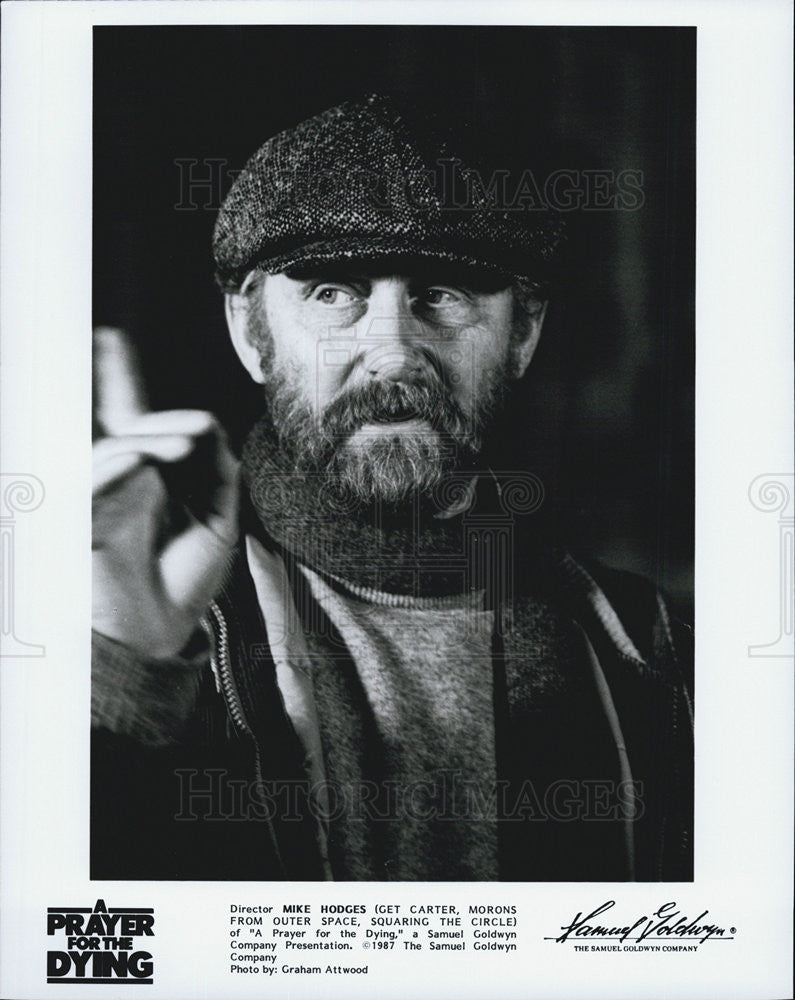 1987 Press Photo Director Mike Hodges on set&quot;A Prayer for the Dying&quot; - Historic Images