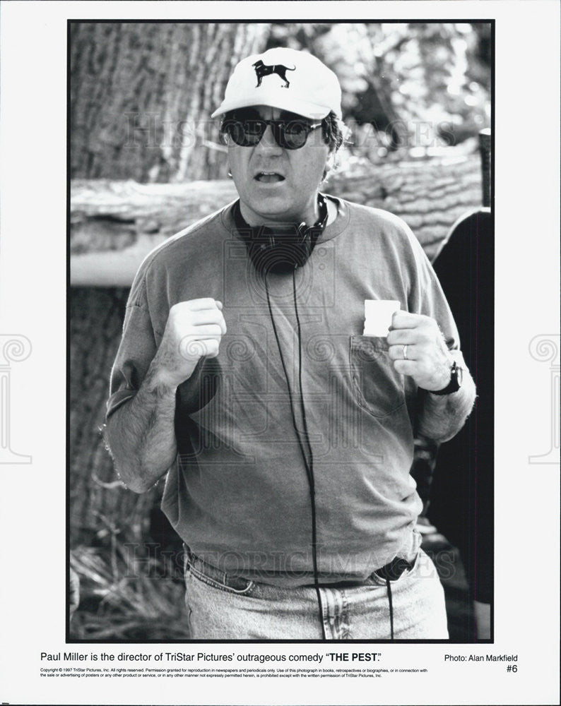 1997 Press Photo Director Paul Miller On The Set Of TriStar Comedy &quot;The Pest&quot; - Historic Images