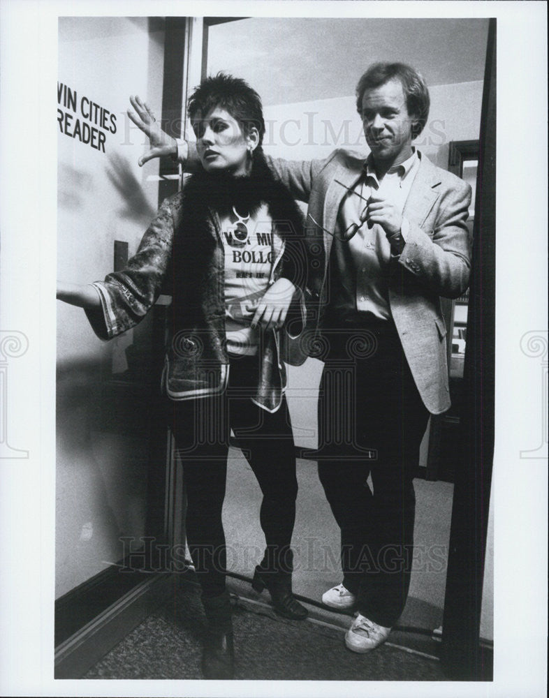 1982 Press Photo Couple Man Woman Open Swinging Door - Historic Images