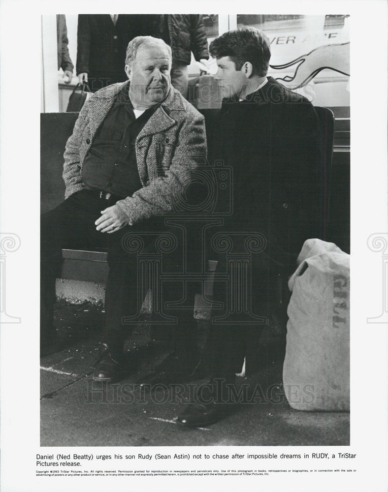 1993 Press Photo Ned Beaty &amp; Sean Astin in &quot;Rudy&quot; - Historic Images