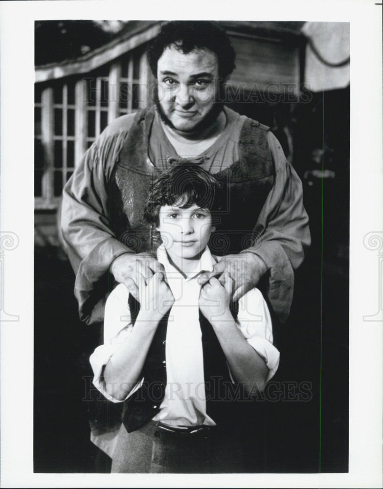 1998 Press Photo John Rhys Davies &amp;Martin Harvey&quot;Great Expectations&quot; - Historic Images