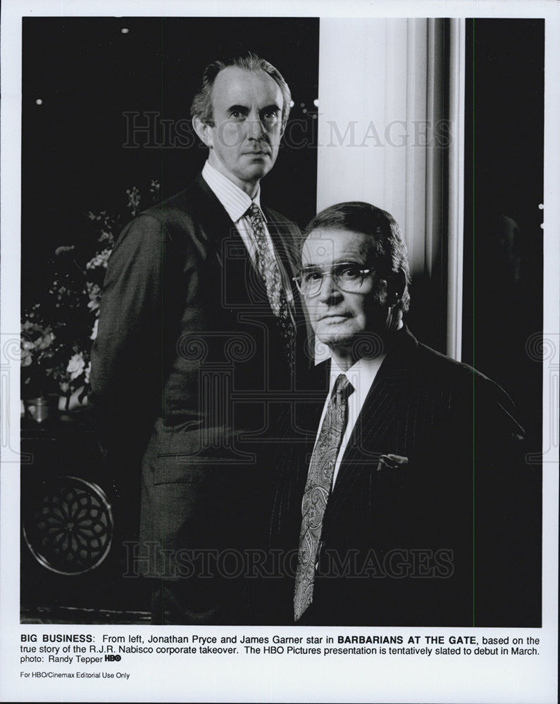 1993 Press Photo Jonathan Pryce &amp; James Garner in &quot;Barbarians At the Gate&quot; - Historic Images