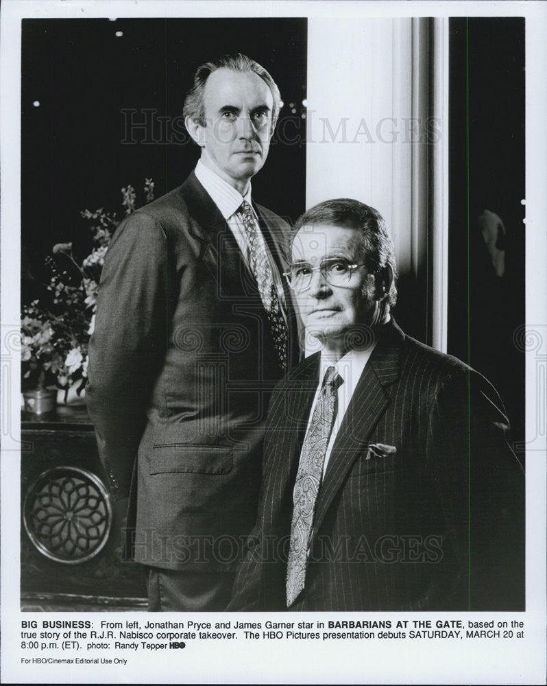 1993 Press Photo Jonathan Pryce &amp; James Garner in &quot;Barbarians At the Gate&quot; - Historic Images