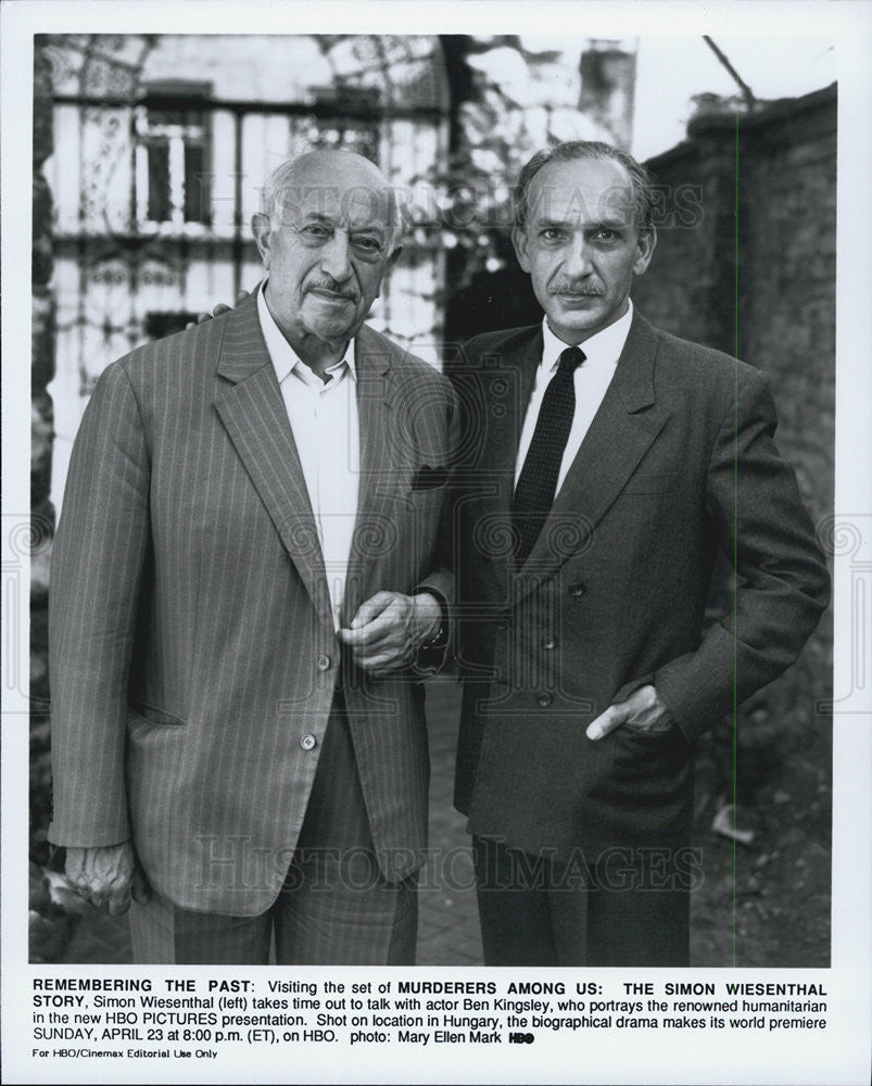 1989 Press Photo Simon Wiesenthal &amp; Ben Kingsley on set &quot;Murderers Among Us&quot; - Historic Images