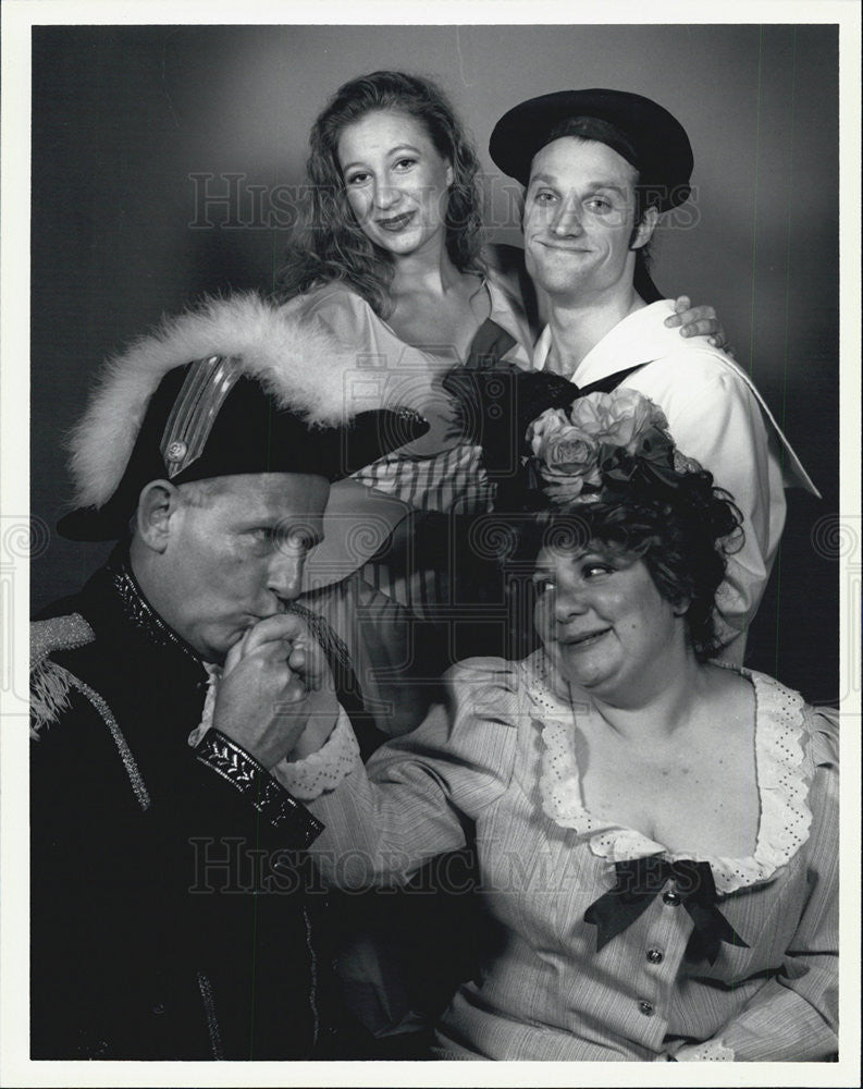 Press Photo Actors Posing for a Screen Shot - Historic Images