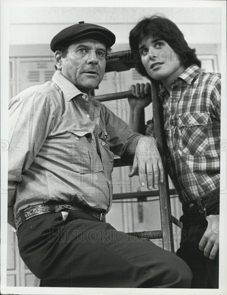 1981 Press Photo Peter Barton (R) and Gerald S. O&#39;Loughlin star in &quot;Knight Star&quot; - Historic Images