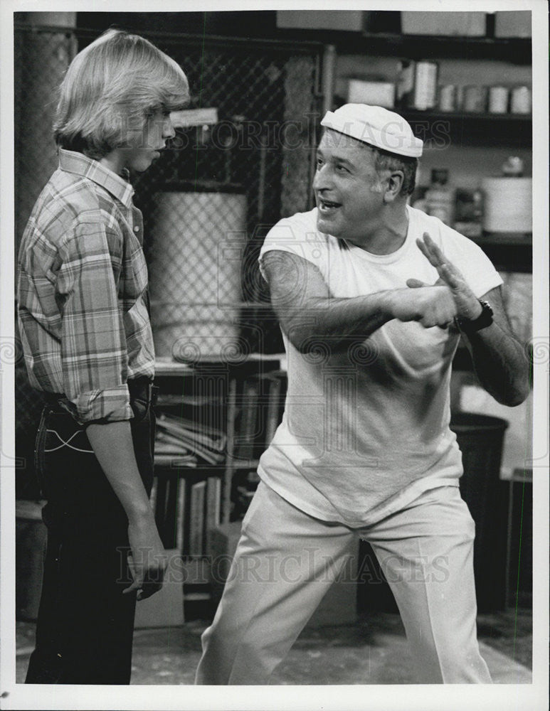 1981 Press Photo of Actor Philip McKeon and Vic Tayback. stars in "Alice" - Historic Images