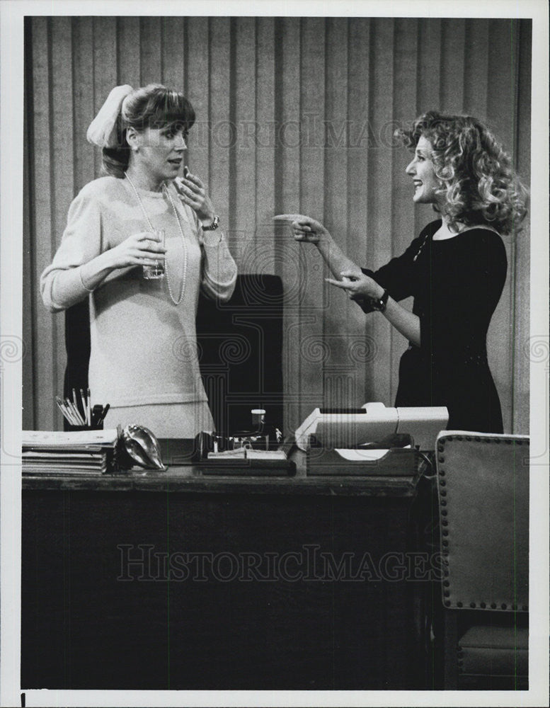 1986 Press Photo Bess Armstrong, Carol Kane in &quot;On-Air Commitment&quot; - Historic Images