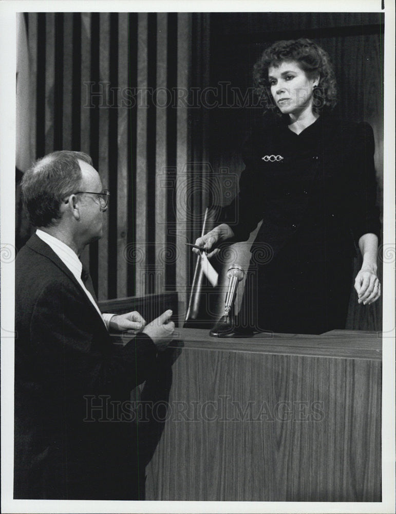 1985 Press Photo Barbara Hershey, Buck Henry in &quot;Alfred Hitchcock Presents&quot; - Historic Images