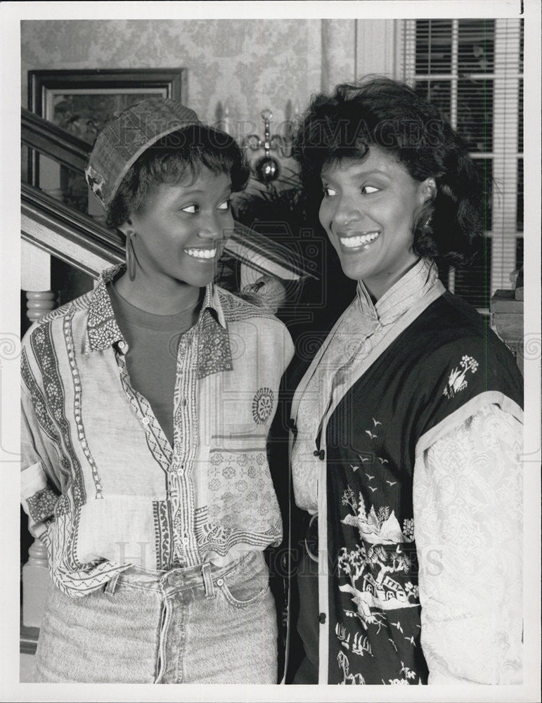 1990 Press Photo Phylicia Rashad, Erika Alexander in "The Cosby Show" - Historic Images