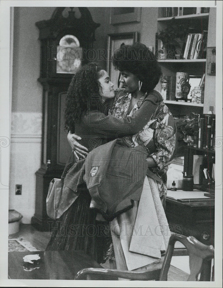 1987 Press Photo Phylicia Rashad &amp; Lisa Bonet on &quot;The Cosby Show&quot; - Historic Images