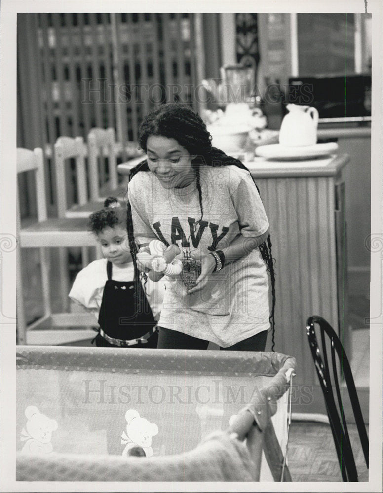 1989 Press Photo Lisa Bonet, Raven-Symone in &quot;The Cosby Show&quot; - Historic Images