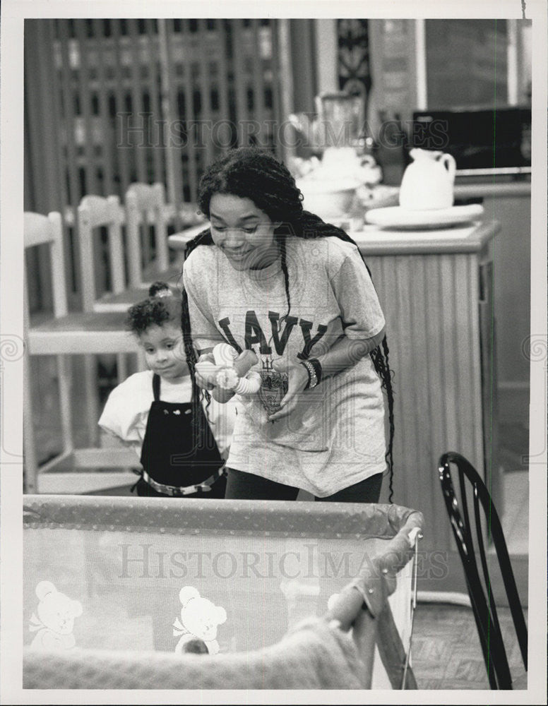 1989 Press Photo Lisa Bonet, Raven-Symone in "The Cosby Show" - Historic Images