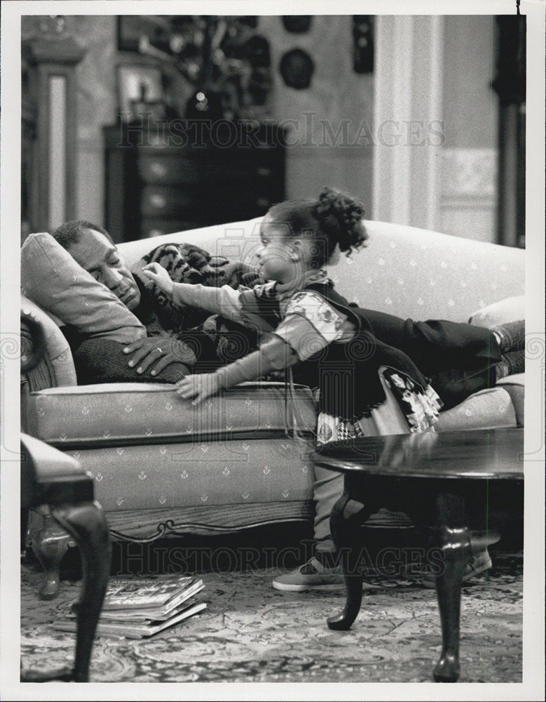 1989 Press Photo Bill Cosby&amp; Raven Simone  on &quot;The Cosby Show&quot; - Historic Images