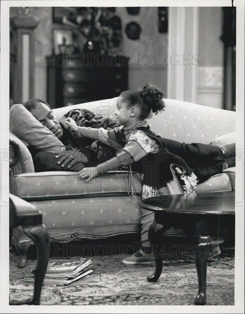 1989 Press Photo Bill Cosby& Raven Simone  on "The Cosby Show" - Historic Images