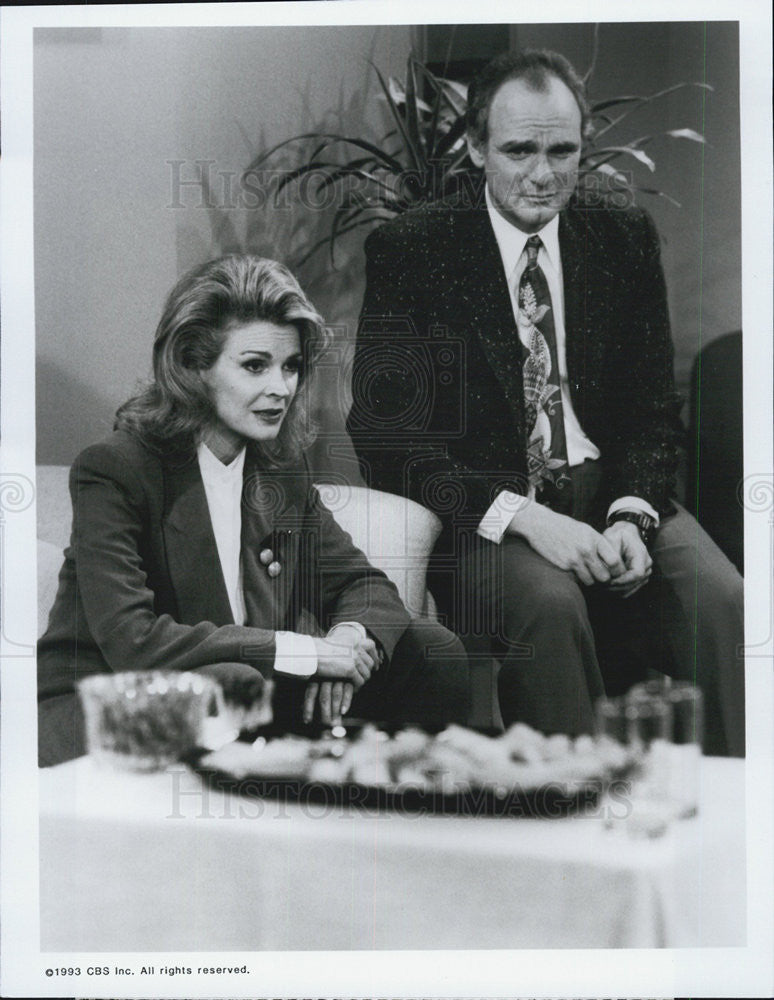 1993 Press Photo Candice Bergen,Joe Regalbuto on &quot;Murphy Brown&quot; - Historic Images